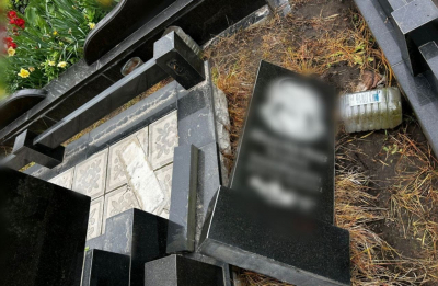У Фастівському районі неповнолітні потрощили пам’ятники на цвинтарі: триває досудове розслідування